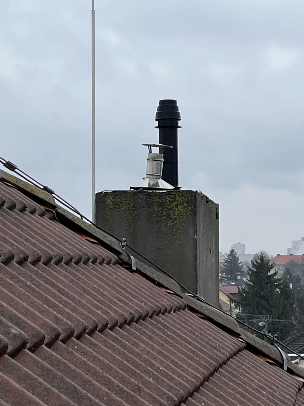 Komín na streche